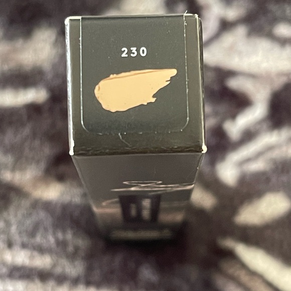 Fenty 230 Pro Filt'r Instant Retouch Concealer - Picture 3 of 5
